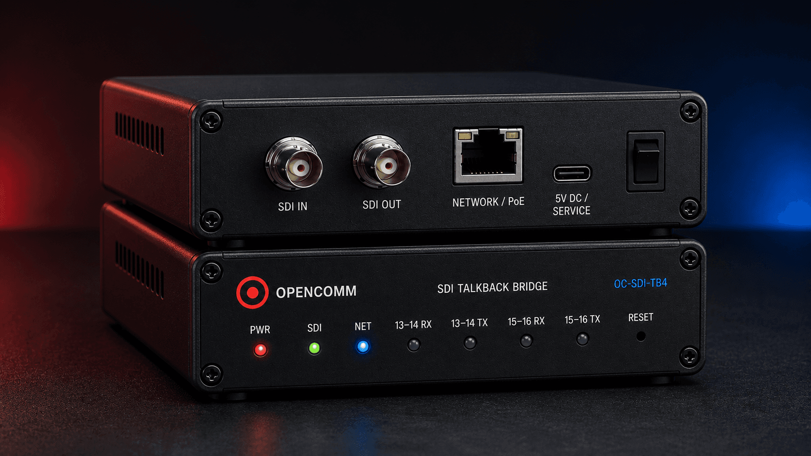 Productvisualisatie van twee compacte OPENCOMM SDI Talkback Bridge-units, met de voor- en achterzijde zichtbaar.