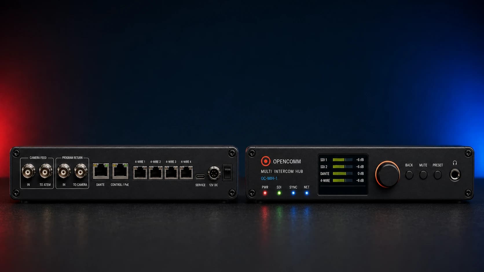 Fotorealistische studioproductfoto van twee identieke OPENCOMM Multi Intercom Hub-behuizingen naast elkaar: de achterzijde links en de voorzijde rechts.