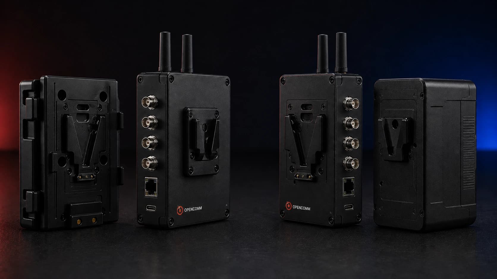 Fotorealistische studioproductfoto van twee koppelaanzichten van dezelfde OPENCOMM V-mountbridge: camera-ontvanger naar bridgewig en bridge-ontvanger naar accuwig.